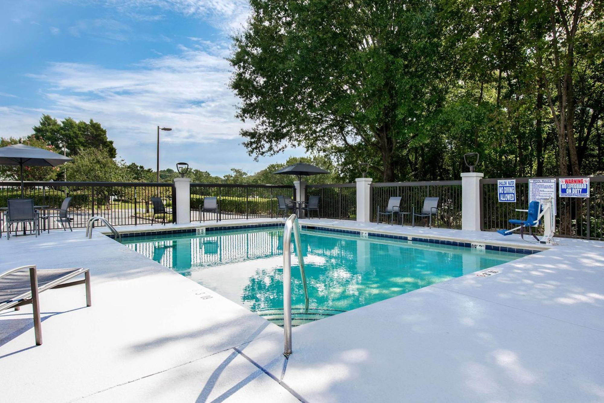 Hampton Inn Charlotte Монро Экстерьер фото
