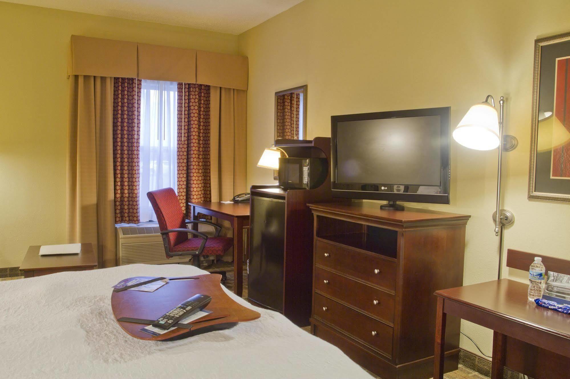 Hampton Inn Charlotte Монро Номер фото