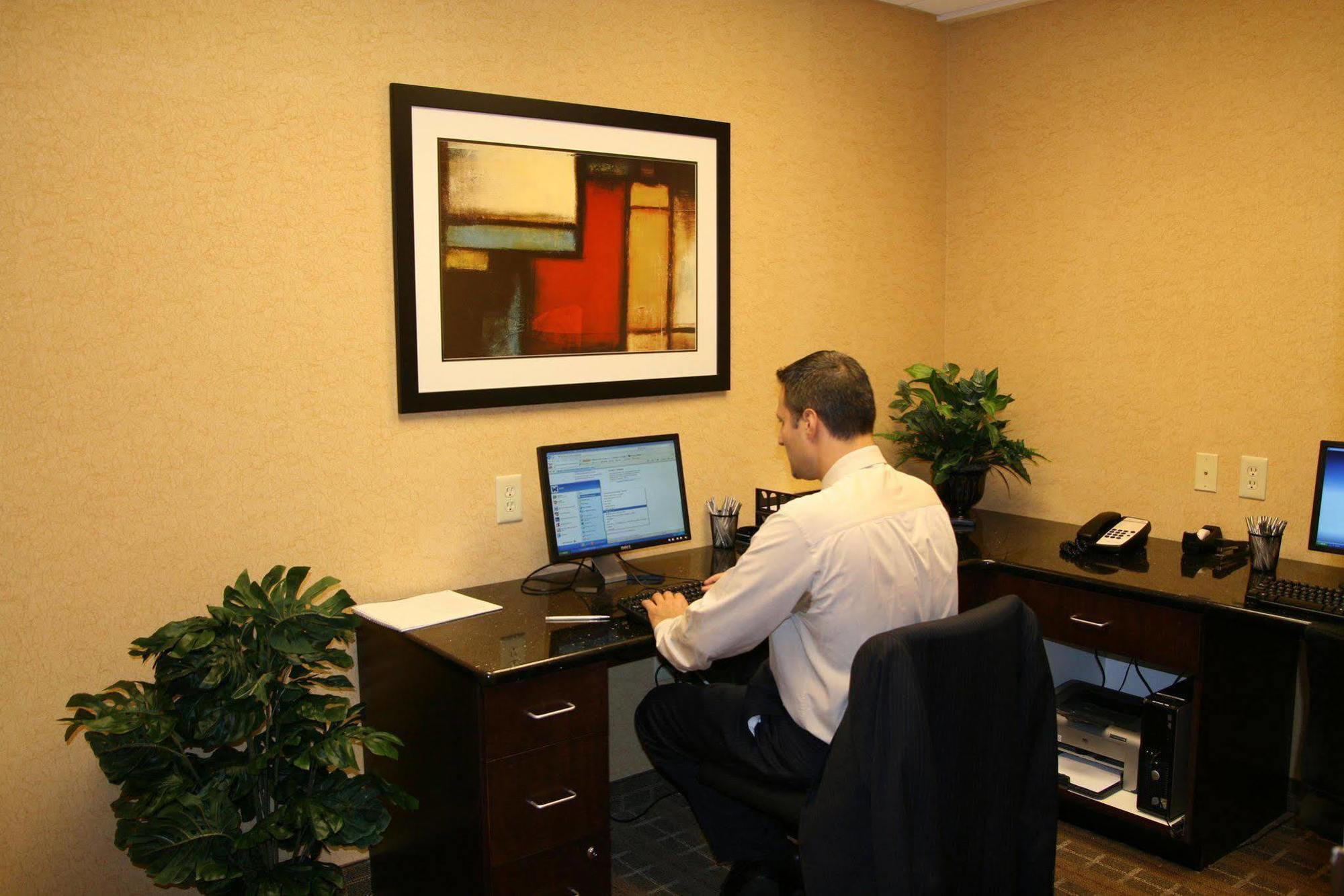Hampton Inn Charlotte Монро Удобства фото