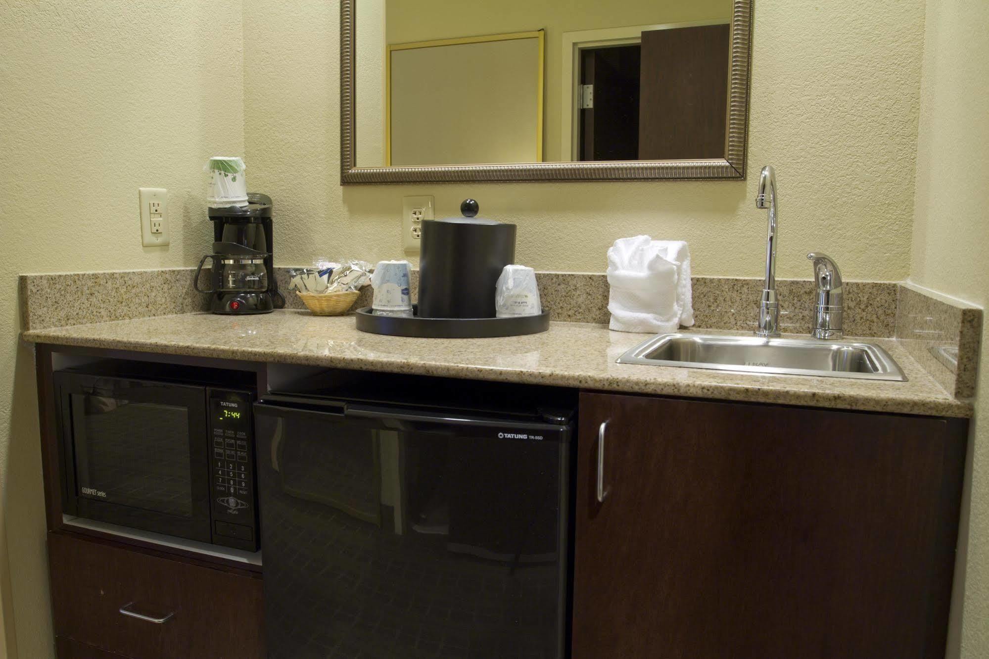 Hampton Inn Charlotte Монро Номер фото